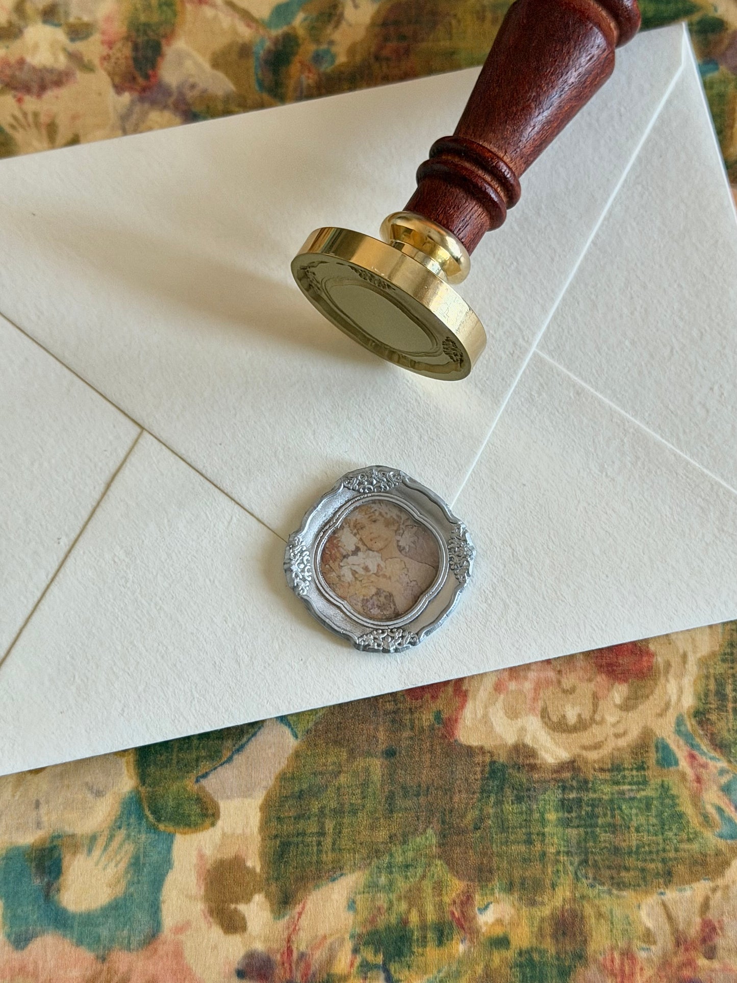 Round Square Frame
